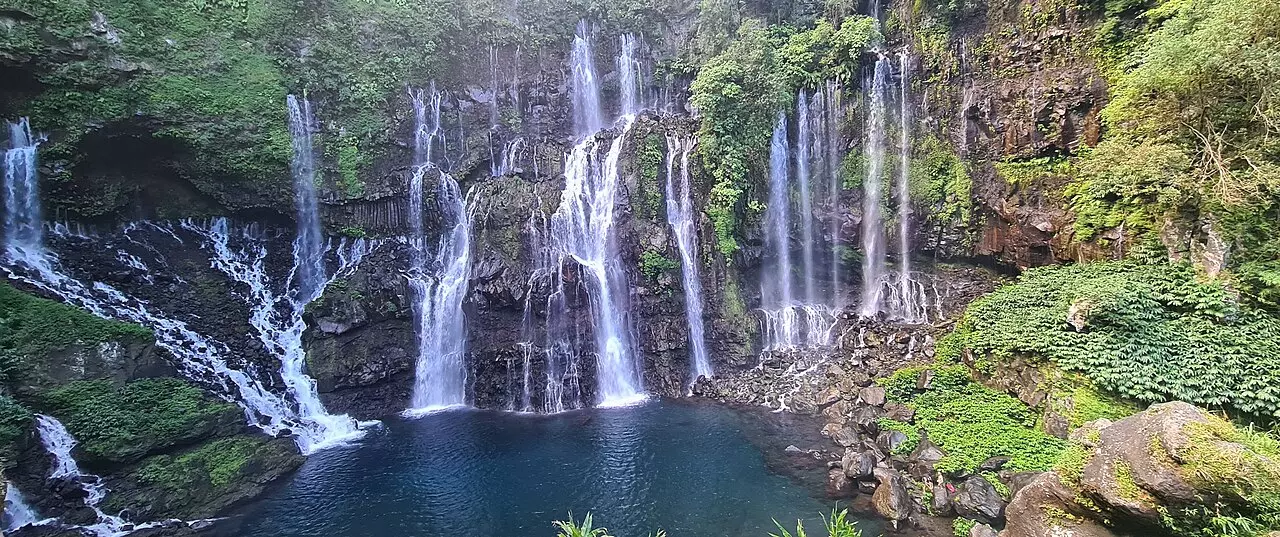 La cascade de Grand Galet à Langevin, ses filets d’eau tombant dans un bassin vert