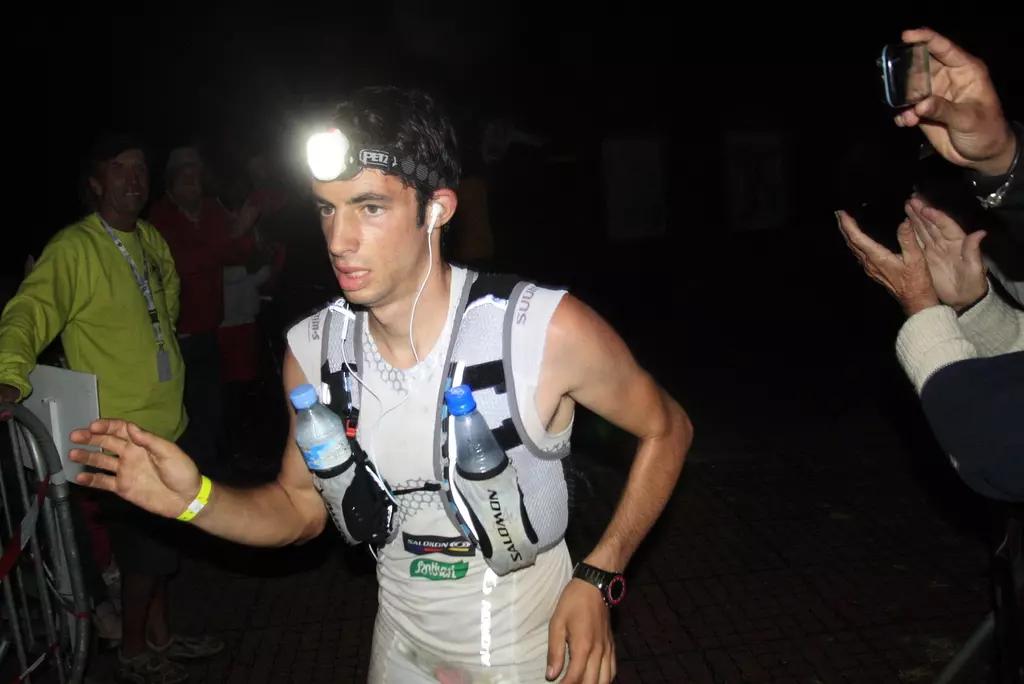 Un coureur du Grand Raid de nuit, frontale allumée