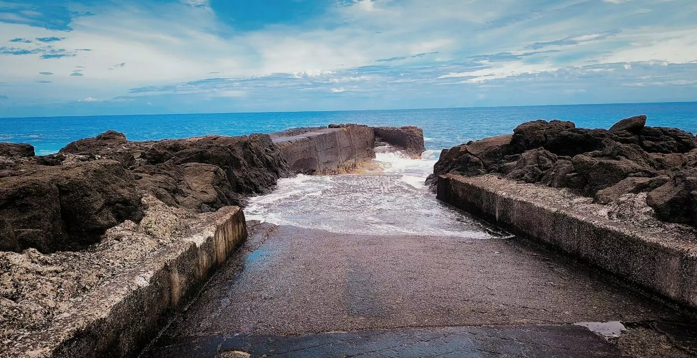 La cale de La Marine de Saint-Philippe, entre les rochers de basalte, face à l’océan