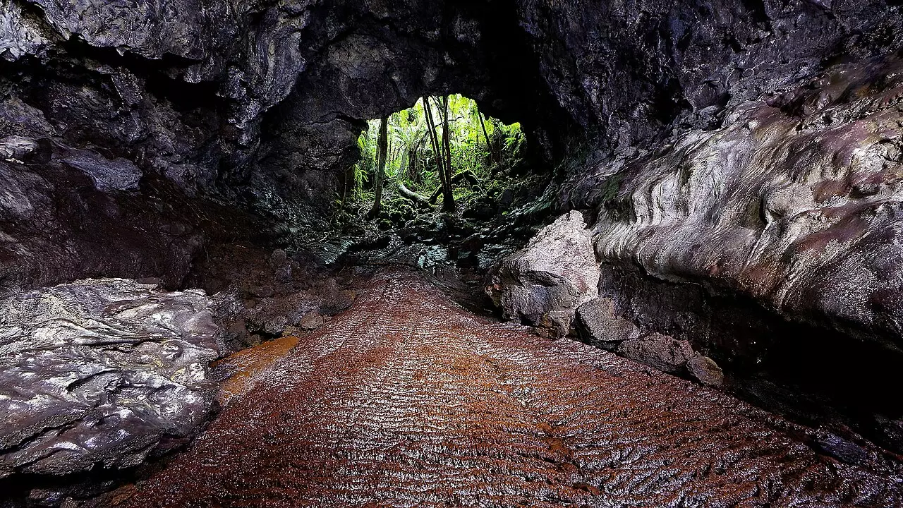 L’intérieur d’un tunnel de lave, ses parois lisses et son plafond bas