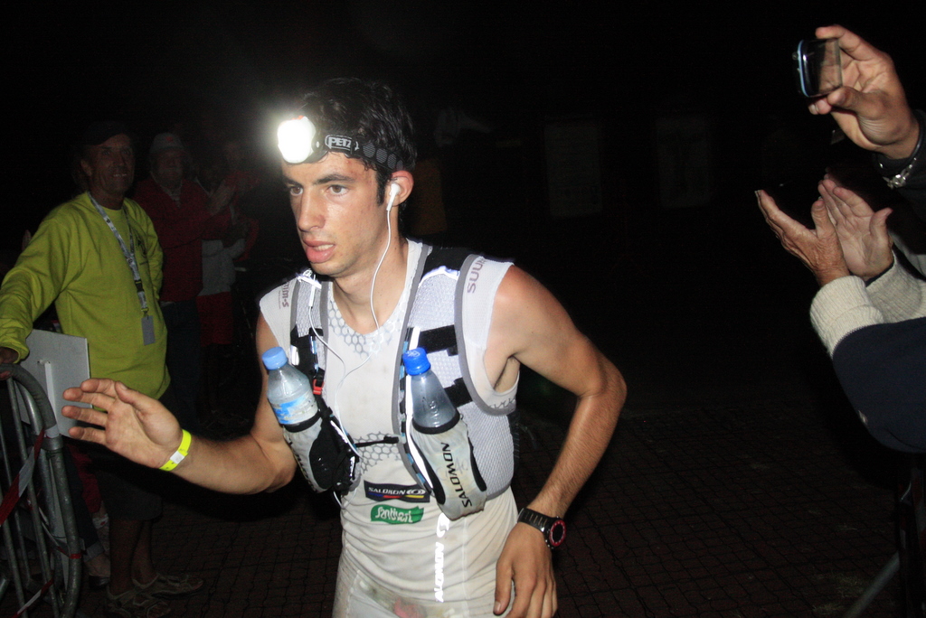 Un coureur du Grand Raid de nuit, frontale allumée — Kilian Jornet en 2010
